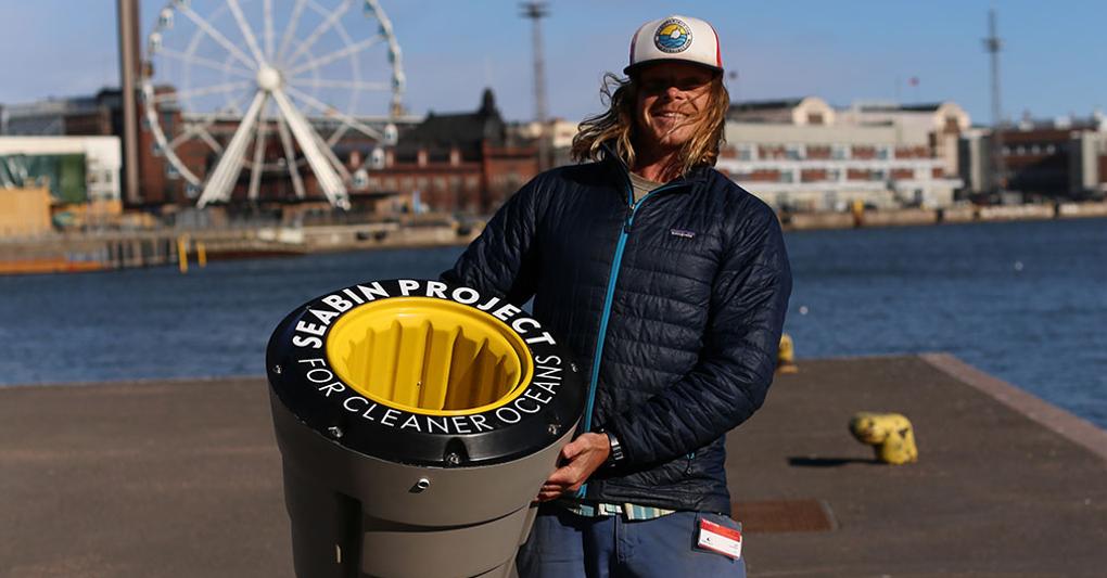 Pete Ceglinski, amministratore delegato e co-fondatore di Seabin, regge uno dei dispositivi per rimuovere la plastica dagli oceani   © Seabin 