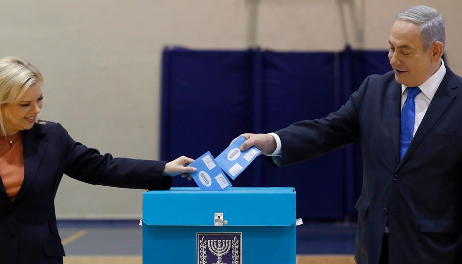 Benjamin Netanyahu  e la moglie Sara (Afp) 