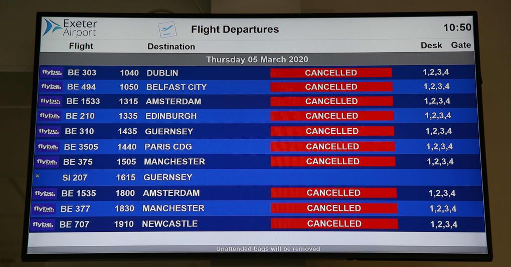 Il tabellone dei voli cancellati all’aeroporto britannico di Exeter (Afp)  