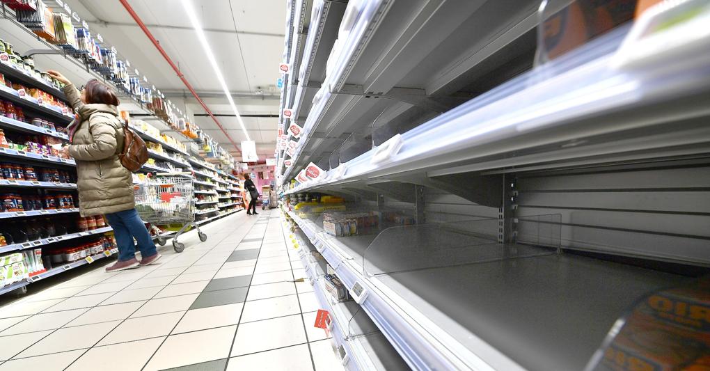 Emergenza Coronavirus: balzo delle vendite di parafarmaci nella grande distribuzione (foto Ansa) 
