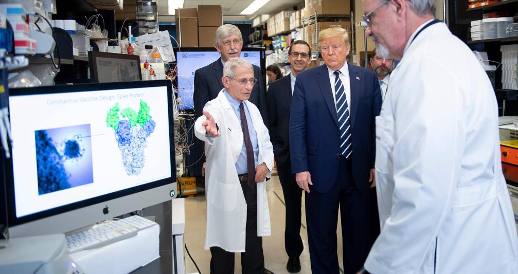 Tony Fauci, direttore dell’Istituto nazionale delle malattie infettive negli Usa spiega la situazione dell’epidemia al presidente Donald Trump (Afp) 
