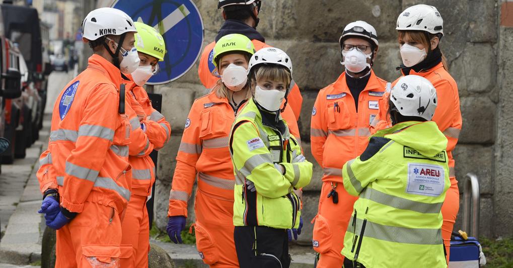 Personale di soccorso fuori dal carcere di San Vittore a Milano (Ansa) 
