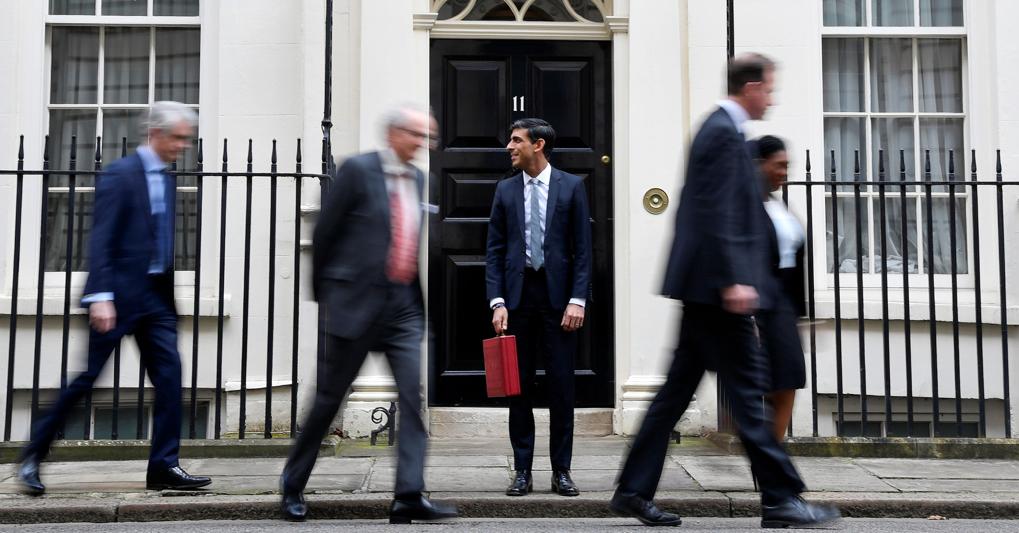 Il cancelliere dello Scacchiere britannico, Rishi Sunak, con la storica valigetta rossa del budget a Downing Street  