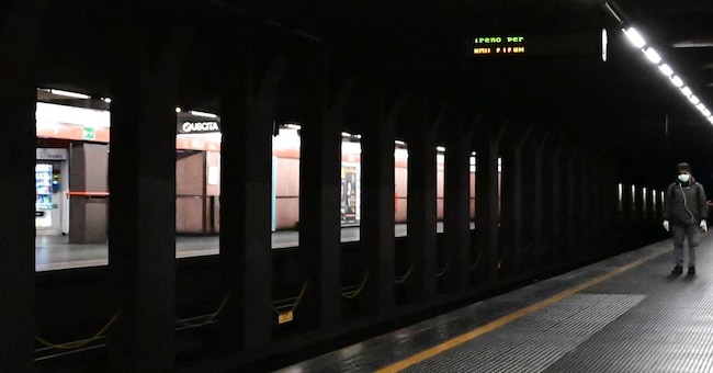 Stazione della metro deserta a Milano (Afp) 
