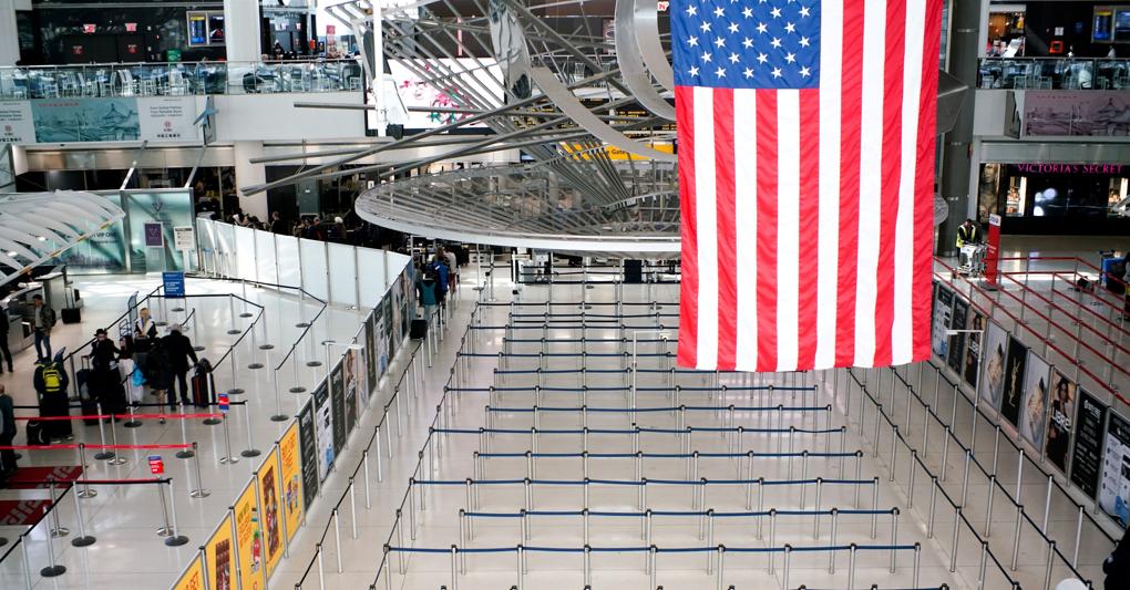 Le code per  raggiungere l’area della TSA immigration completamente vuote nell'aeroporto internazionale John F. Kennedy di New York (Reuters) 