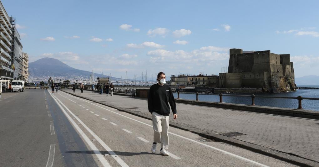 Coronavirus In Campania Vietato Passeggiare Il Sole 24 Ore