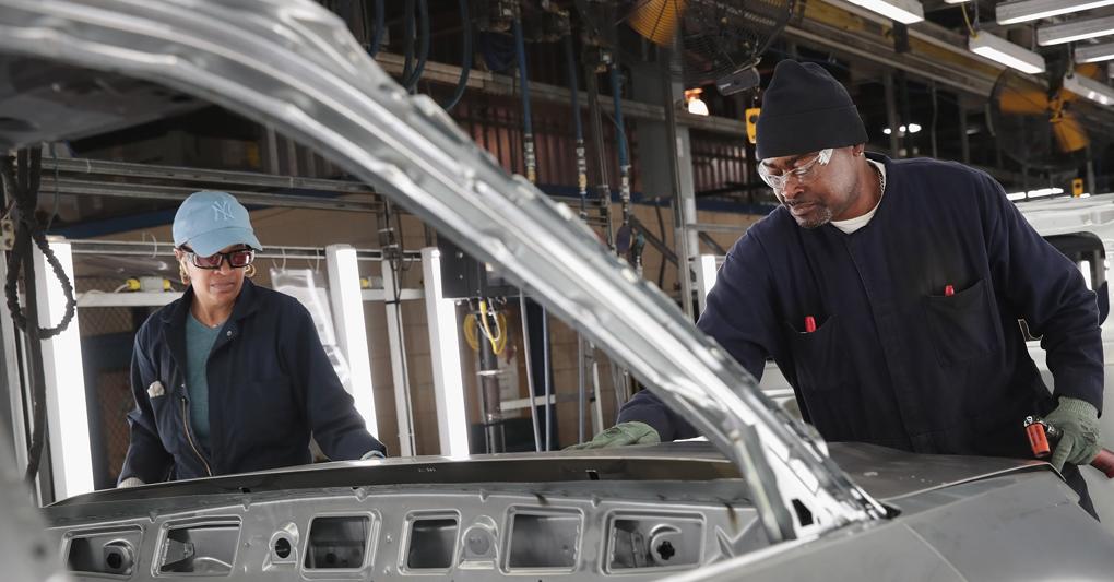 Due operai nella fabbrica Ford di Chicago 