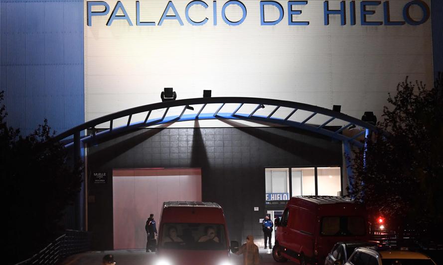 Il Palazzo del ghiaccio di Madrid, un grande centro commerciale con pista da pattinaggio, è stato trasformato in un obitorio  