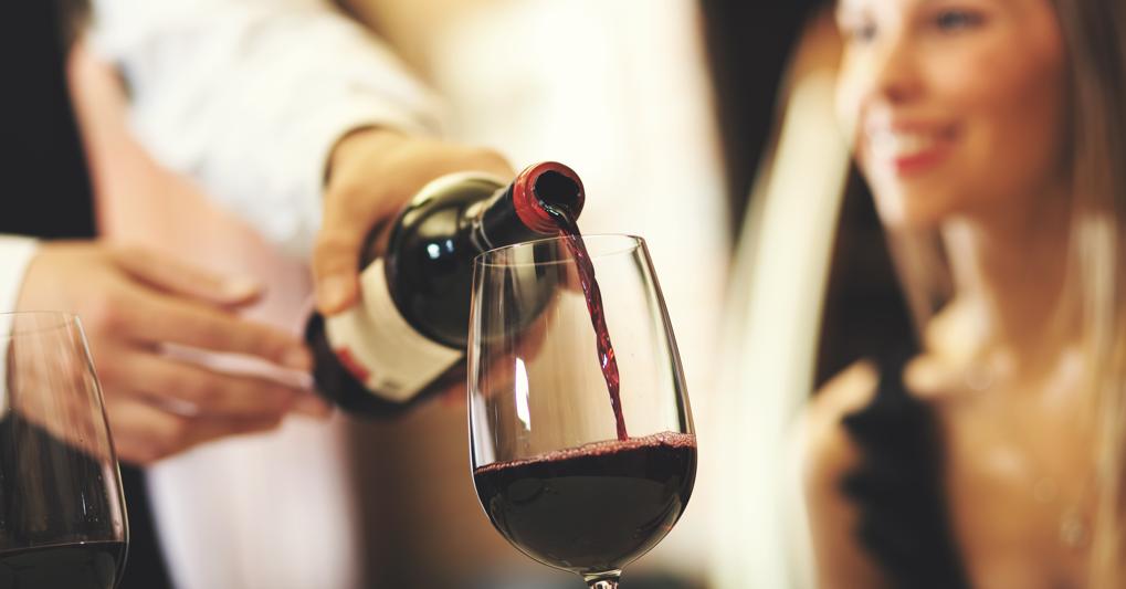La chiusura dei ristoranti pesa per circa il 30% sul business del vino (AdobeStock) 