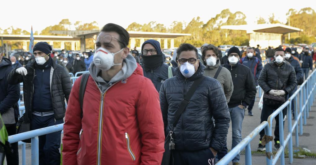 Controllo temperatura agli operai Arcelormittal di Taranto (Imagoeconomica) 
