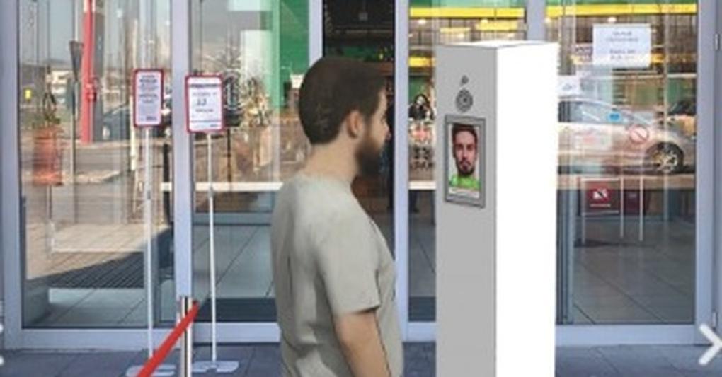 La colonna scanner che misura la temperatura corporea 