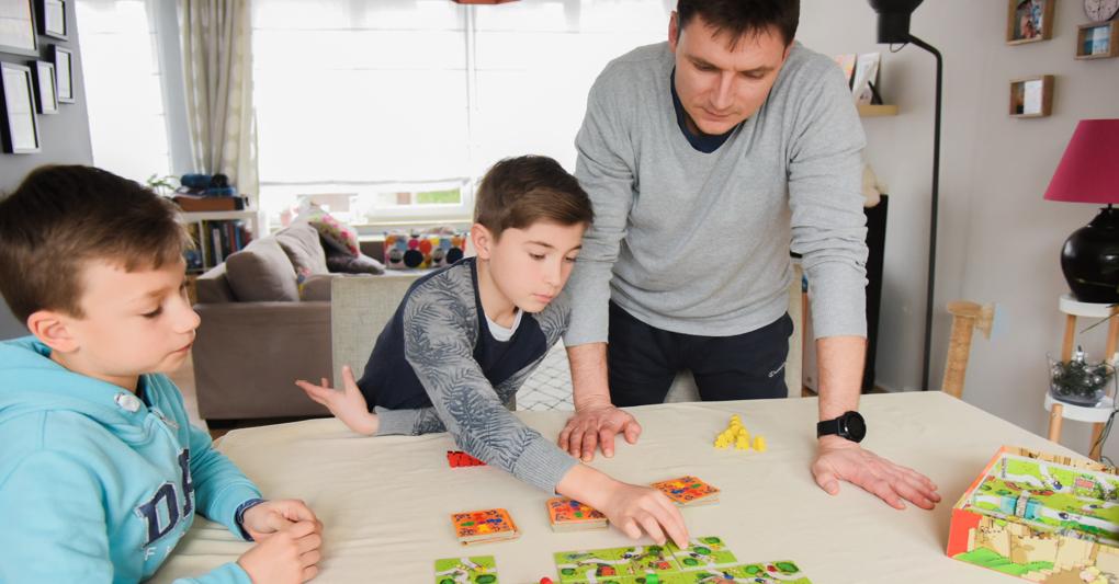 Giochi durante il’isolamento da coronavirus (Imagoeconomica) 