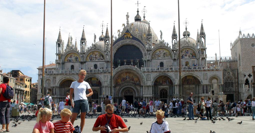 Venezia: piazza San Marco gremita di turisti (Agf) 