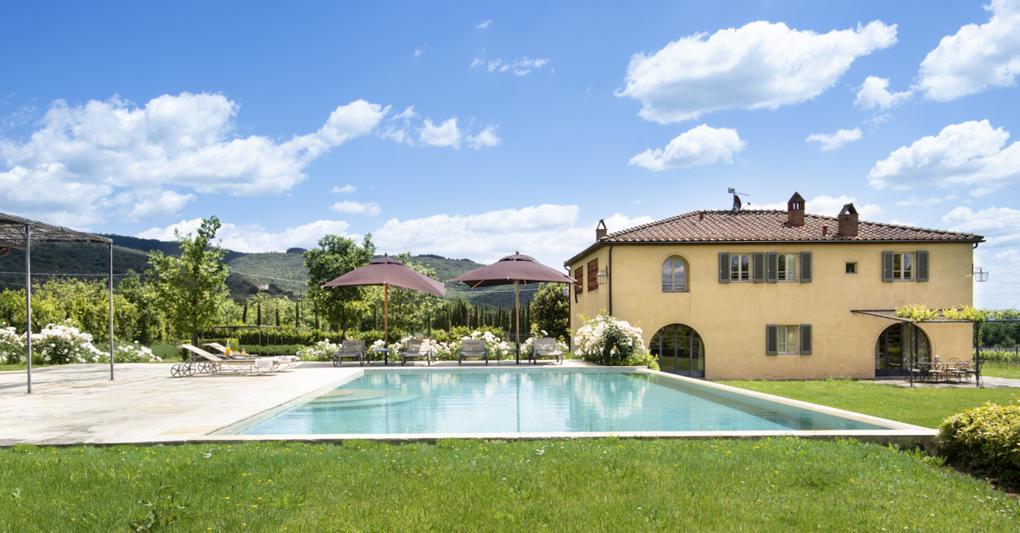 Uno scorcio della piscina di Villa Casetta immersa nella campagna della tenuta Il Borro Relais&Chateaux 