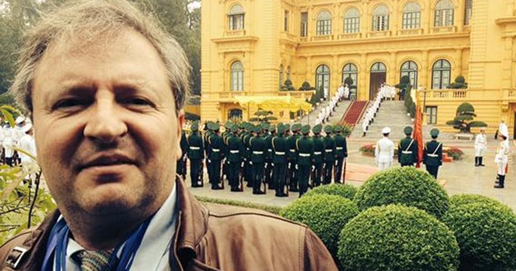 Stefano Carrer davanti al Palazzo presidenziale di Hanoi in Vietnam, durante la storica visita dell’Imperatore giapponese Akihito. Carrer è stato l’unico giornalista occidentale al seguito dell’Imperatore 