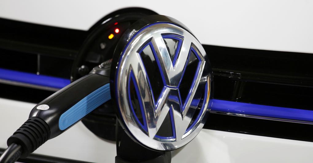 Una Volkswagen elettrica riceve la sua carica di energia. (REUTERS/Bobby Yip/) 