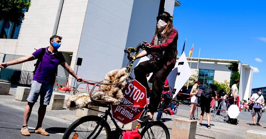 La protesta degli ecologisti a Berlino 
