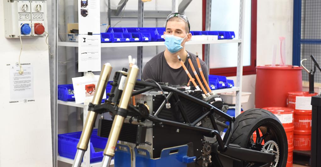 Una fase della produzione di una moto elettrica nello stabilimento della  società modenese Energica 