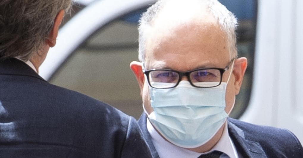 Pressing sul governo per un  nuovo scostamento da almeno 8-10 miliardi (nella foto Ansa il ministro dell’Economia Gualtieri) 
