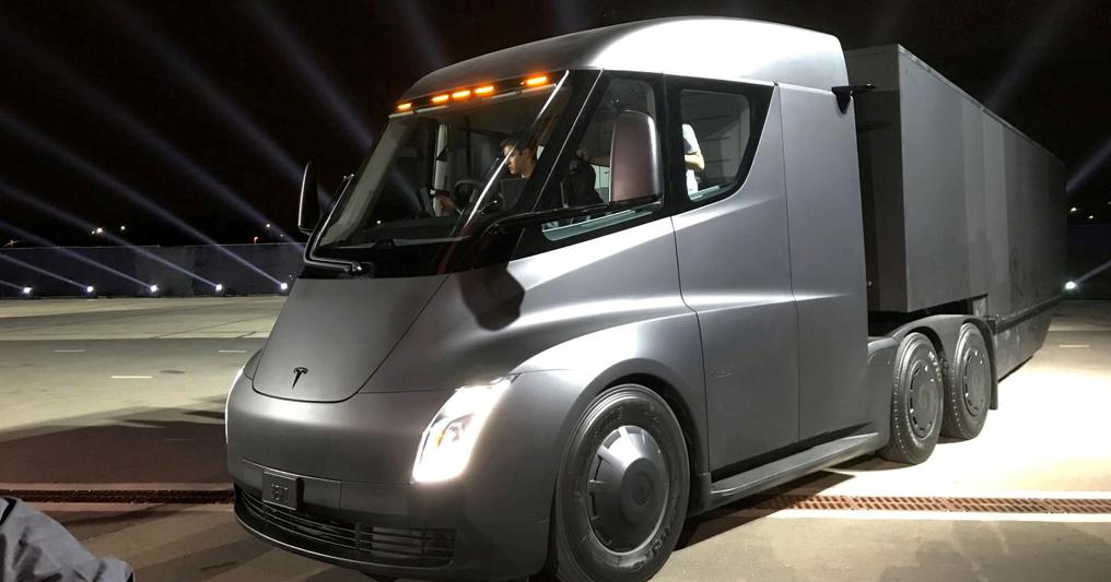 il  camion elettrico di Tesla durante una presentazione in California (Reuters) 