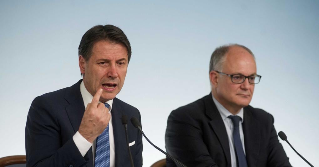 Da sinistra a destra, il premier Giuseppe Conte e il ministro dell’Economia Roberto Gualtieri (foto Ipp) 