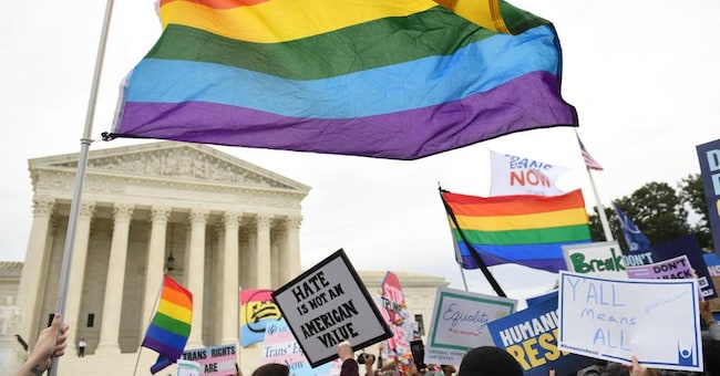 Manifestanti   fuori dalla Corte Suprema degli Stati Uniti a Washington (Afp) 