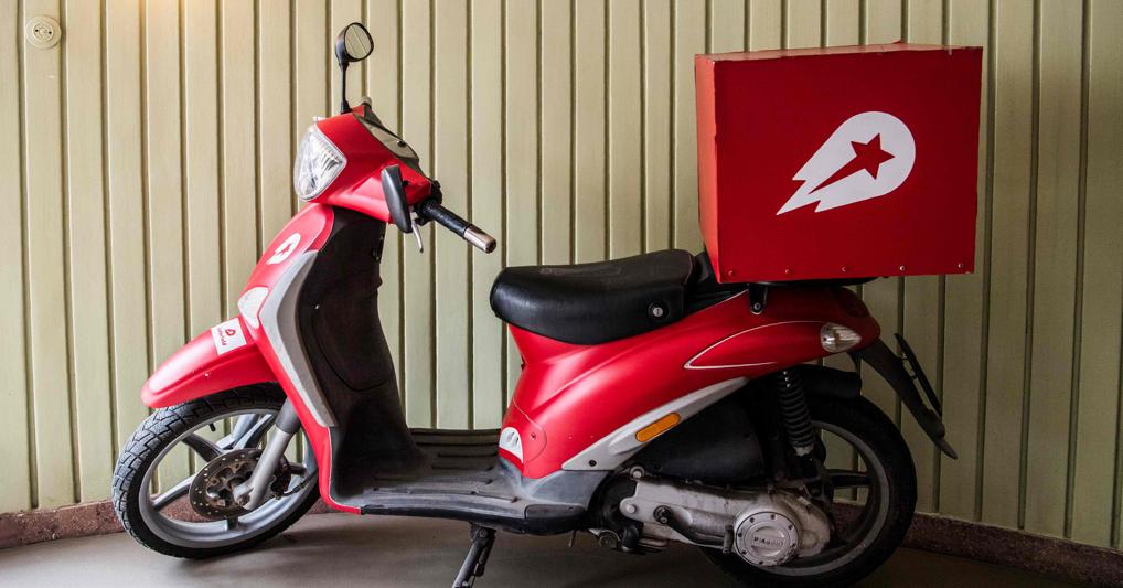 Uno scooter con il marchio delivery Hero (Afp) 