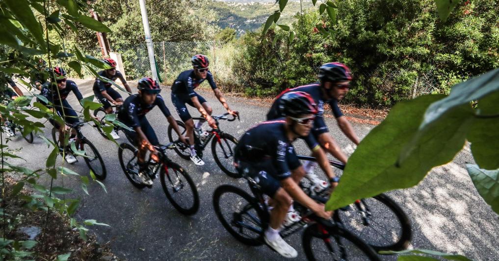 Il Team Ineos si allena prima della partenza del Tour 2020 (Epa) 