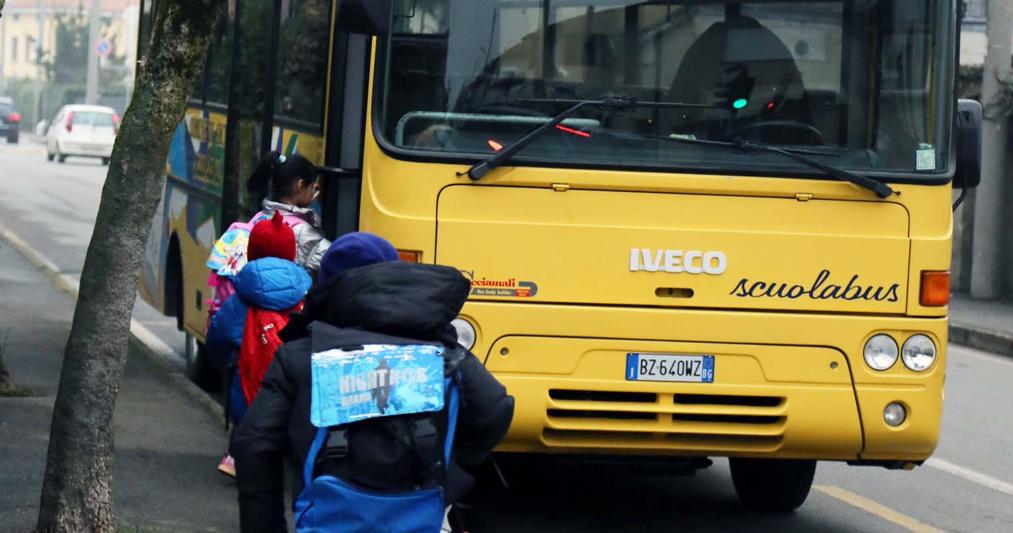 Lo scuolabus di Arcene, in provincia di Bergamo  (Fotogramma/Francesco Moro) 