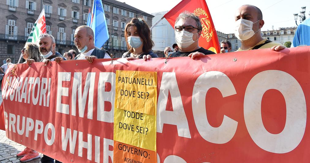 Un presidio dei lavoratori Embraco a Torino (Ansa) 
