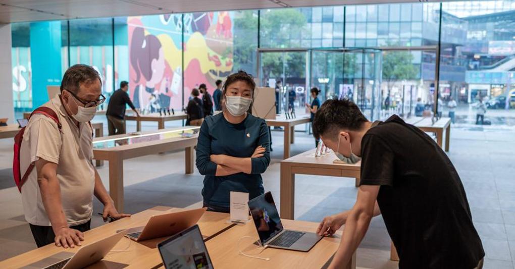 Clienti in un Apple store a Pechino 