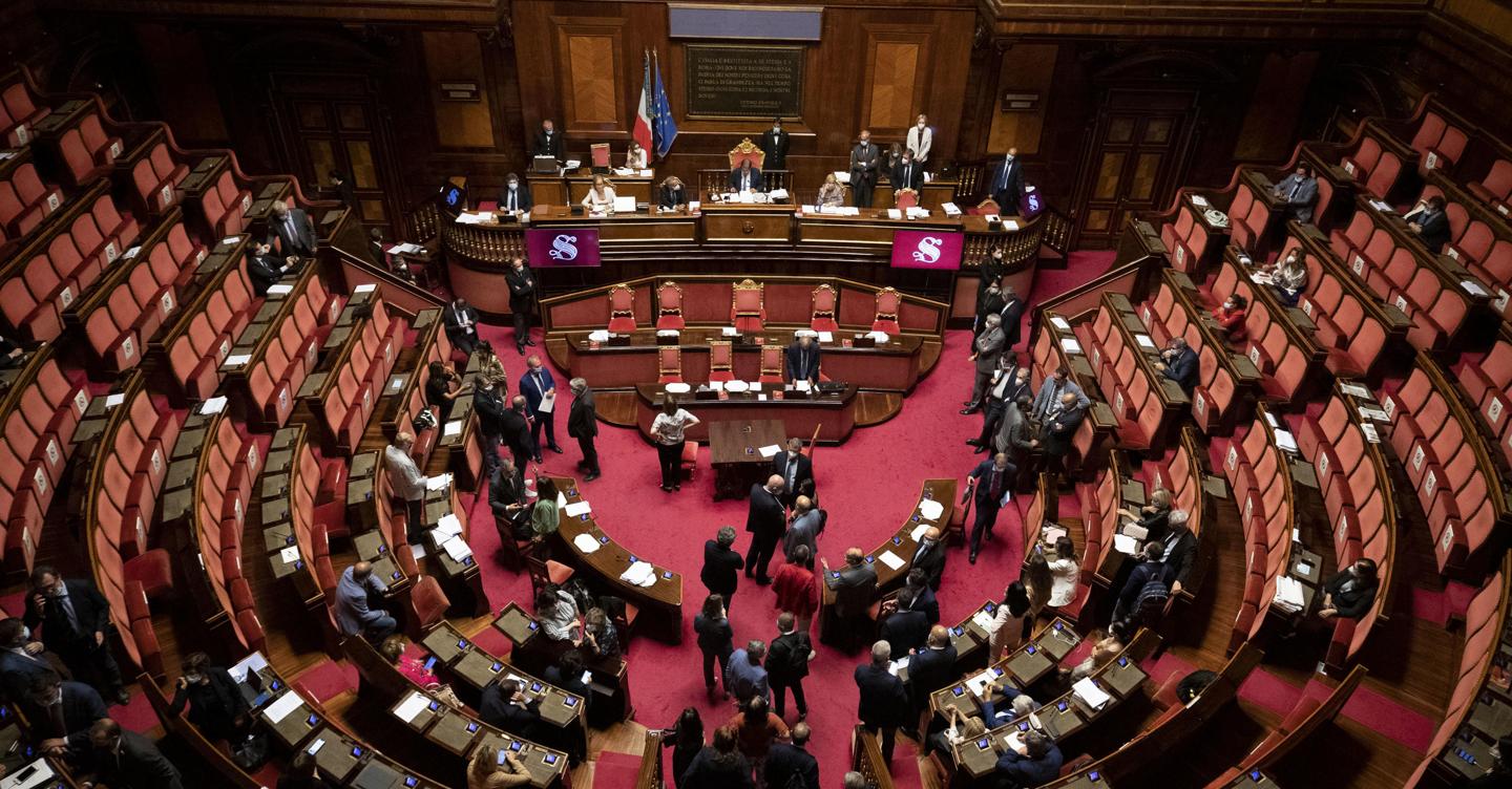 Meno seggi per tutti (tranne Meloni): come sarà il nuovo Parlamento post referendum thumbnail