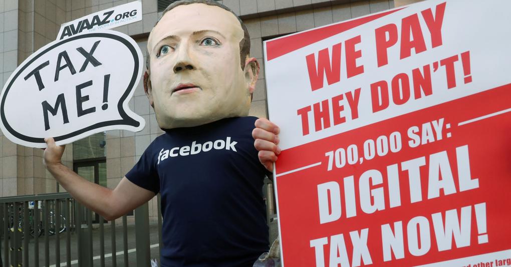 Un manifestante a Bruxelles chiede l’introduzione della digital tax 