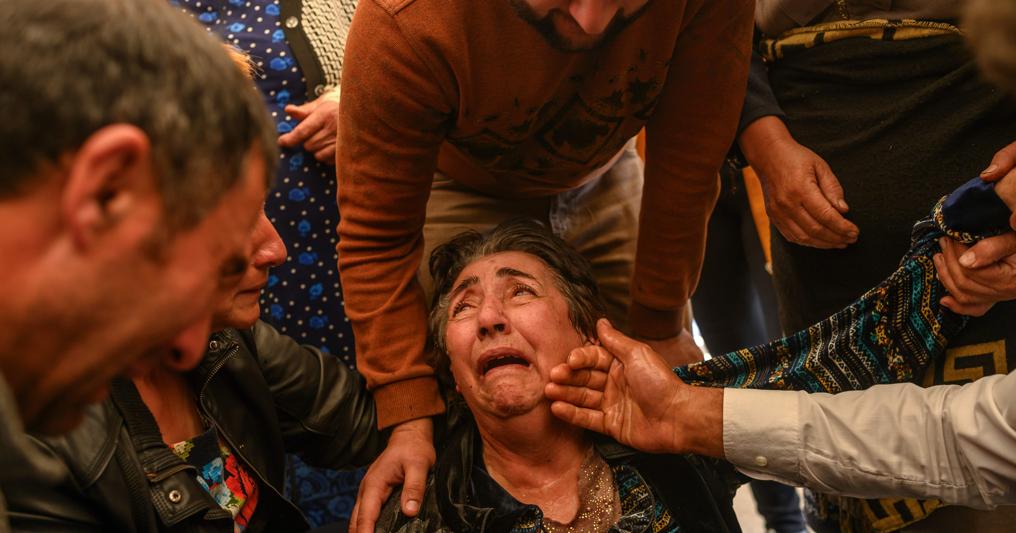 Parenti di una famiglia azera uccisa da un missile a Ganja, Azerbaijan (Afp) 