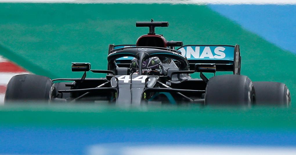 La Mercedes di Lewis Hamilton durante la gara in Portogallo. (RAFAEL MARCHANTE / POOL / AFP) 