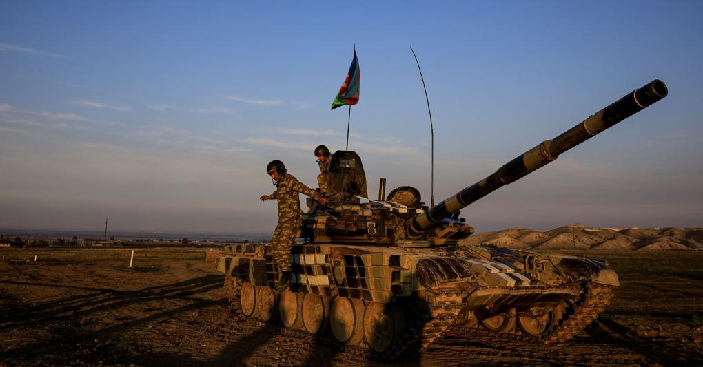 Soldati azeri con un carro armato nella zona degli scontri con le forze armene - Reuters 