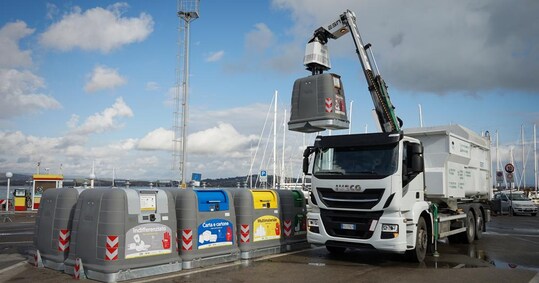 Il camion-robot ridisegna la raccolta dei rifiuti in città ...
