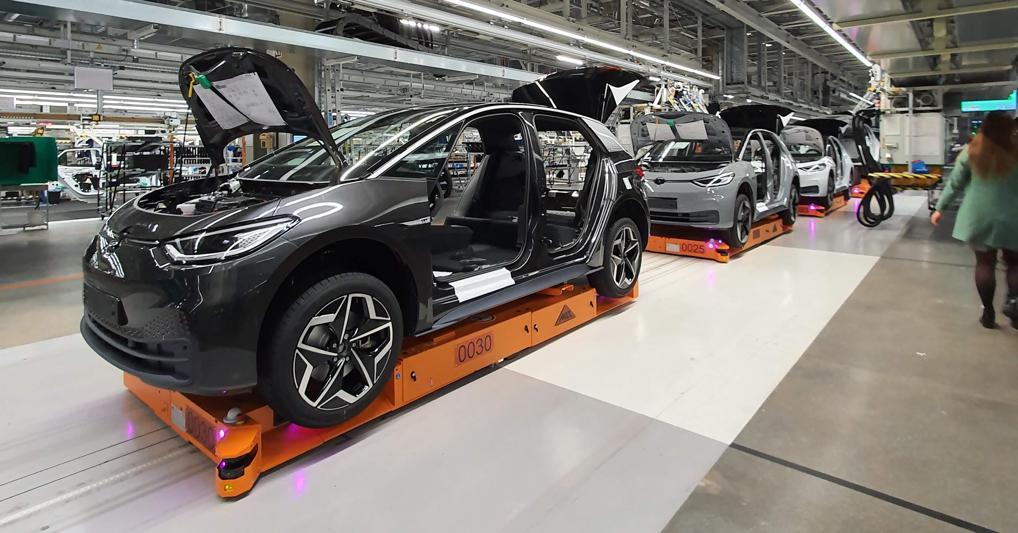 Auto elettriche, obiettivo ricarica in 10 minuti: batterie allo stato  solido in arrivo su concept car Toyota e Volkswagen - Il Sole 24 ORE