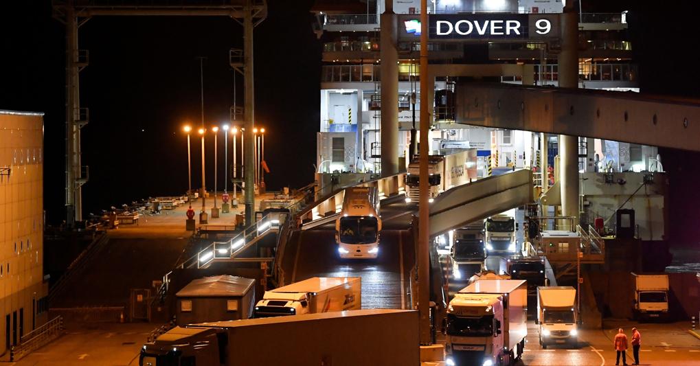 Primi arrivi: lo sbarco dei Tir arrivati a Dover via traghetto dopo le 23 del 31 dicembre, la mezzanotte a Bruxelles (Reuters) 