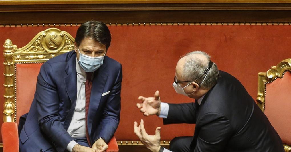 Da sinistra a destra, il premier Giuseppe Conte e il ministro dell’Economia Roberto Gualtieri (foto Ansa) 