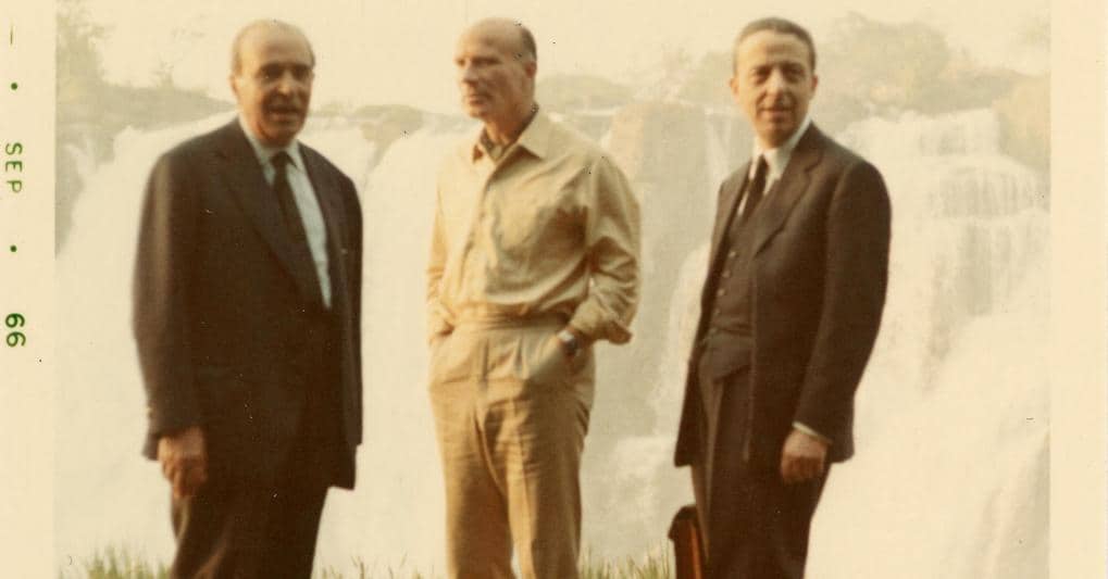 Il fiume Zambesi. In visita nello Zambia, nel settembre 1966, da sinistra: Adolfo Tino (Presidente di Mediobanca), Guido Carli (Governatore di Banca d’Italia) ed Enrico Cuccia (a.d. e d.g. di Mediobanca). Archivio Storico Mediobanca 