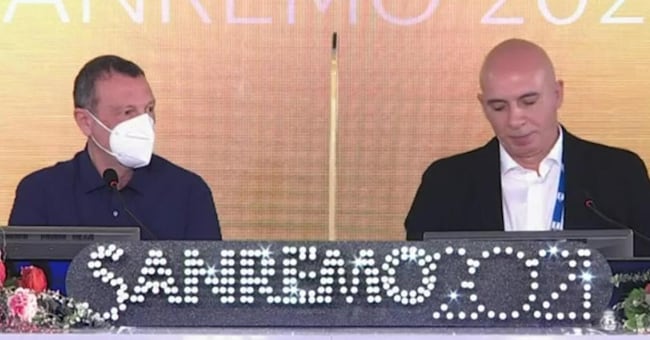 La conferenza stampa di chiusura di Sanremo 2021 con Amadeus e l’ad Rai Fabrizio Salini (Ansa)