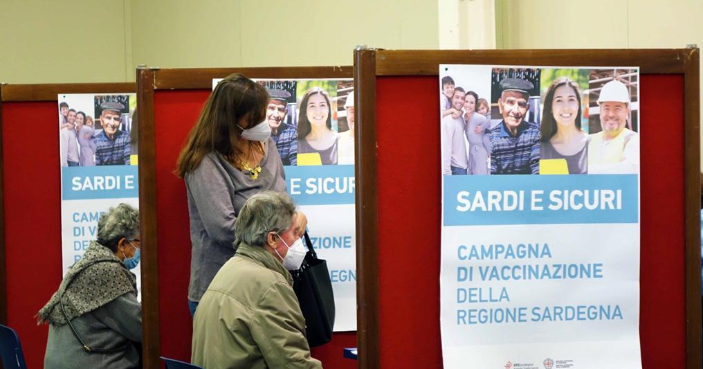 Il centro di vaccinazioni alla Fiera della sardegna a Cagliari (foto Ansa) 