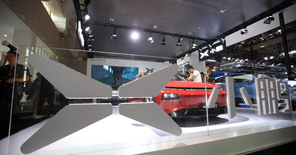 Il logo di Xpeng alla China International Automobile Exposition. (AFP) 