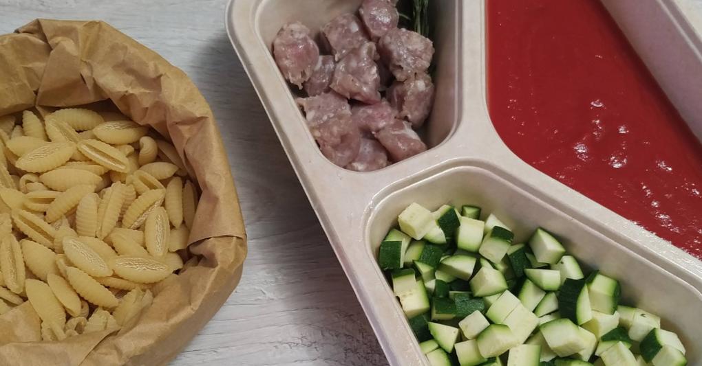 Un kit di Planet.eco per la preparazione di pasta con zucchine e salsiccia 