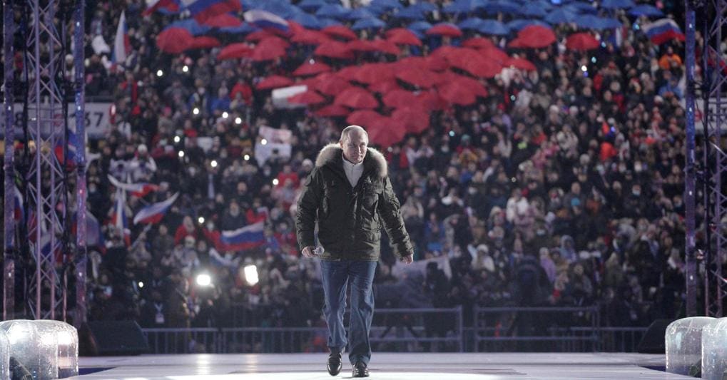 Distanziamento? Lo stadio Luzhniki di Mosca al completo per l’intervento di Vladimir Putin nel 7° anniversario della «riunione» con la Crimea  