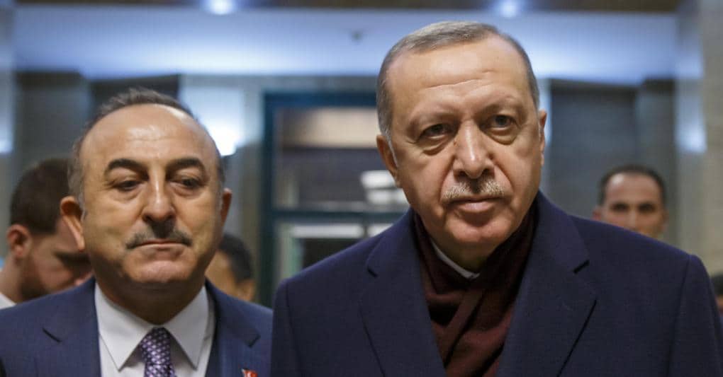 Da sinistra, il ministro degli Esteri turco Cavusoglu con il presidente Erdogan (Epa) 