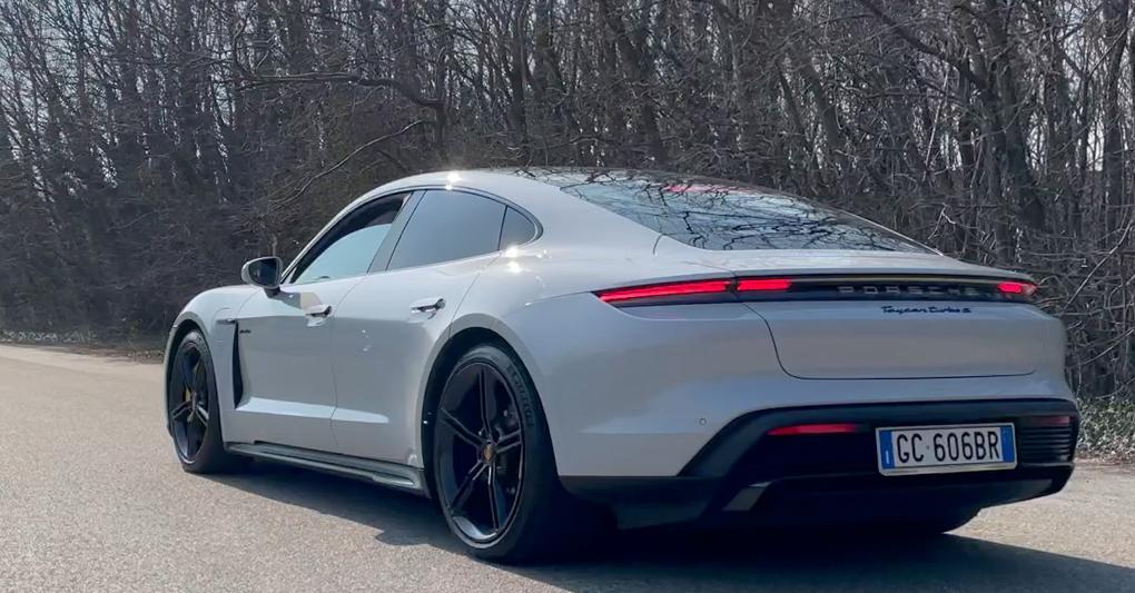 Gran Turismo green di razza. Porsche Taycan esibisce una linea che cela le comode quattro porte. Un sound di intonazione sportiva è stato creato digitalmente 