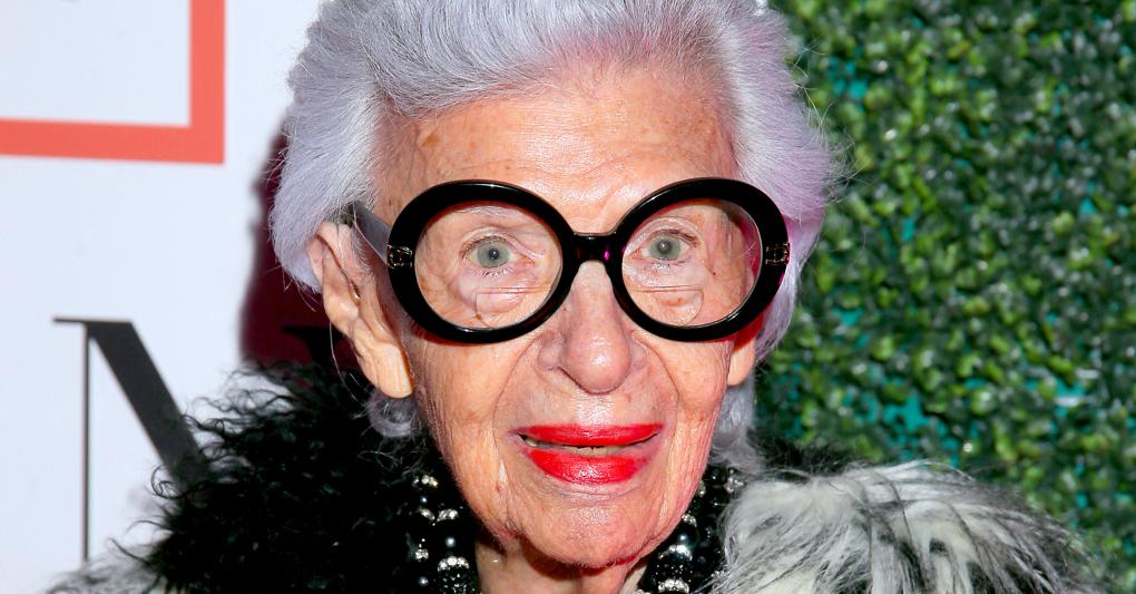 Iris Apfel, la granfluencer più senior delle senior, 99 anni, un passato da architetta di interni, volto di Christie's e  Nude Glass 