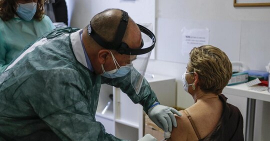 Pensione sospesa ai medici “senior” che vaccinano: «Per fare ...